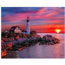 Маяк в лучах заходящего солнца