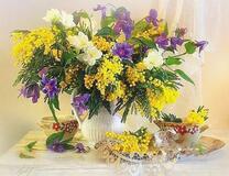 Без бренда «Букет из мимозы и колокольчиков в вазе» в Кургане