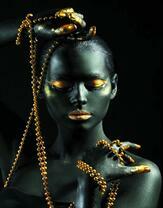 Без бренда «Девушка в черно-золотом макияже» в Кургане в интернет-магазине  Без бренда «Девушка в черно-золотом макияже» в Кургане